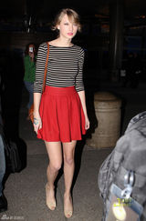 组图：泰勒-斯威夫特超短红裙秀美腿