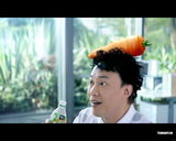 组图：陈奕迅为广告扮白领 “果蔬”形象耳目一新