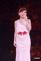 组图：梁静茹银白短裙开唱 送亲笔签名纸飞机