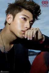 组图：陈翔曝光海边宣传照 航向未知旅程