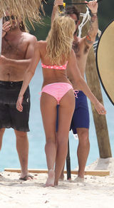 组图：超模坎蒂丝海边拍写真 性感比基尼上阵