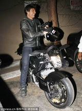 组图：阿汤哥与友共进晚餐 皮夹克骑机车心情靓
