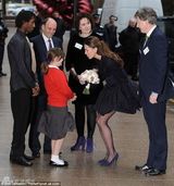 组图：凯特王妃慈善活动险走光 演绎玛丽莲时刻