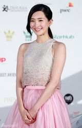 组图：亚洲电影大奖红毯春色浓 众女星挤胸露腿