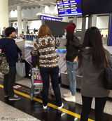 组图：杨幂口罩遮面打扮萌态 坐行李车小心护胎