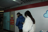 组图：江铠同韩承羽北京暴雪受阻 挤地铁回家