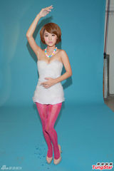 组图：罗彩玲露事业线拍写真 性感失守走光