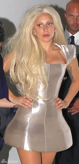 组图：Gaga爆乳银裙性感亮相 上围激增