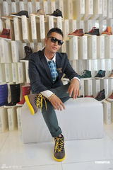 组图：黄晓明酷装亮相品牌开幕 潮流打扮秀帅气