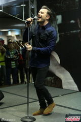 组图：西城男孩尚恩单飞 赴台签唱抱黄鸭