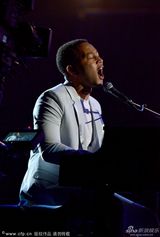 组图：美国歌手约翰-传奇倾情弹唱 眼神迷离