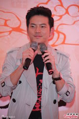 组图：《大稻埕》沿街发红包 猪哥亮隋棠亮相