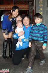 组图：小小彬一家五口关怀独居老人现场温馨