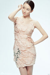 组图：焦俊艳时尚写真演绎清新魅力