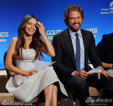 组图：吉拉德-巴特勒索菲娅-维加拉宣读金球奖提名