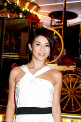 组图：杨采妮白抹胸性感出席活动 坦言期待做妈妈