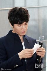 组图：韩星金多炫办小型音乐会与粉丝亲密互动