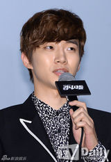 组图：《监视者》试映会 郑雨盛(郑宇成)西装帅气亮相