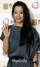 幻灯图集：金喜善首尔举行签名会 众多粉丝参加