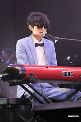 组图：方大同上海演唱会薛凯琪不避绯闻任嘉宾