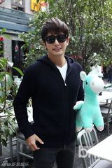 组图：韩星朴施厚抱玩偶街头卖萌开心似孩童