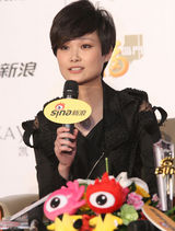 高清图：李宇春获网络盛典年度最具号召力艺人