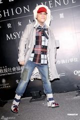 组图：蔡康永变模特搞笑亮相 桂纶镁美腿性感修长