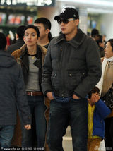组图：刘烨携妻儿现身机场 洋媳妇带萌娃抢眼
