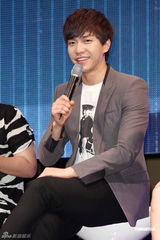 组图：韩星李升基赴台会粉丝 自曝爱台湾美食