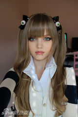 组图：美18岁真人芭比爆红 短裙秀美腿险走光