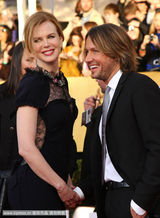 组图：妮可-基德曼携手老公走红毯大秀恩爱