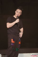 组图：陈奕迅演唱会化浓妆 搞怪献唱掀高潮