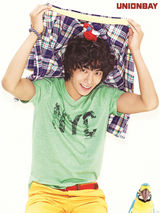 高清组图：KARA成员与李民基夏日写真清新俏皮