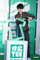 组图：方大同变身设计师 被粉丝围攻现场混乱 