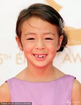 组图：《摩登家庭》童星笑容纯真缺牙可爱