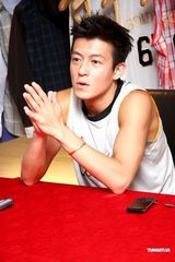 高清：陈冠希澄清分手传闻 新专辑将有新歌送女友