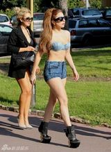 组图：Lady Gaga胸罩热裤清爽出街吃午餐