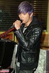 组图：黄鸿升生日开唱 喜收高档耳机