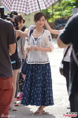 组图：刘心悠秀事业线开工 彭顺探班给执导意见