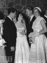 组图：伊丽莎白-泰勒生前绝版照 18岁浪漫婚礼