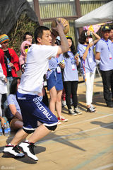 组图：李亚鹏不服老打篮球 跳跃远投露肚皮