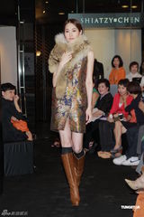 组图：林莉压轴走秀真空上阵 示范苗族服饰