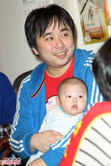 组图：小小彬一家五口关怀独居老人现场温馨