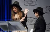 组图：LadyGaga获小野洋子称赞 领和平奖不玩浮夸