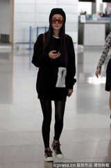 组图：杨幂远离潜规则传闻飞纽约 大墨镜玩自拍