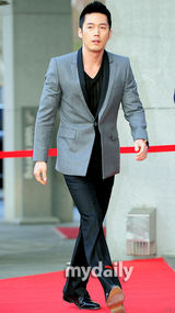 组图：张赫等出席娱乐公司合作协议签署仪式