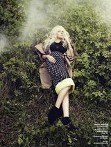 组图：韩佳仁变身白发女神 雾气缭绕散发神秘魅力