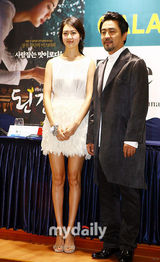 组图：李瑶媛釜山宣传新片《大酱》 超短裙秀美腿