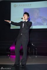 组图：周杰伦潘玮柏袁咏琳助阵慈善晚宴