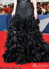 组图：《背叛》首映 两女星极尽妖娆红毯斗艳